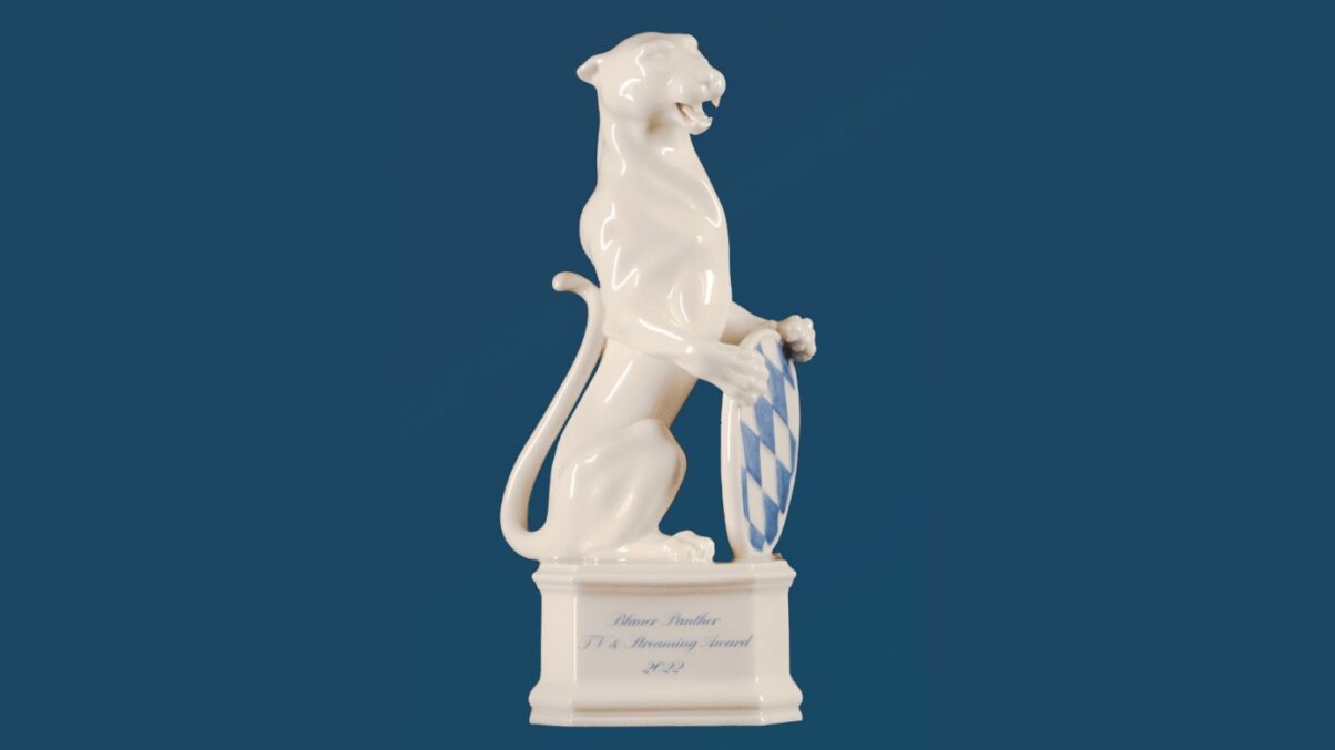 BP 23 - Trophäe - (c) Medien.Bayern GmbH Jedes Jahr fertigt die Porzellan Manufaktur Nymphenburg die Panther-Trophäen exklusiv für den „Blauer Panther – TV & Streaming Award“. Die Figur ist den Preisträger:innen vorbehalten und kann nicht käuflich erworben werden. (c) Medien.Bayern GmbH