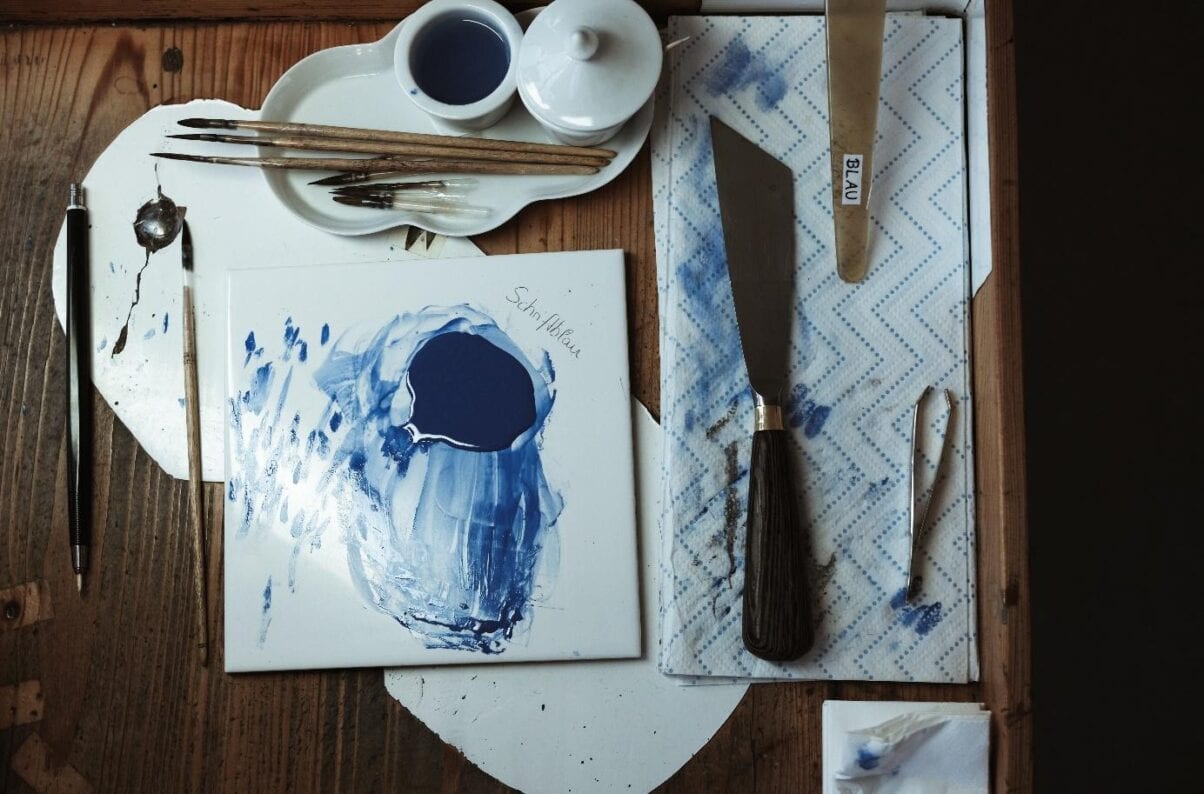 BP 23 - Farben - (c) Manufaktur Nymphenburg Sobald sie das Farbpulver aus dem hauseigenen Labor erhalten, mischen sich die Porzellanmaler:innen mit Terpentin, Nelken- und Lavendelöl die benötigten Farbabstufungen. (c) Manufaktur Nymphenburg