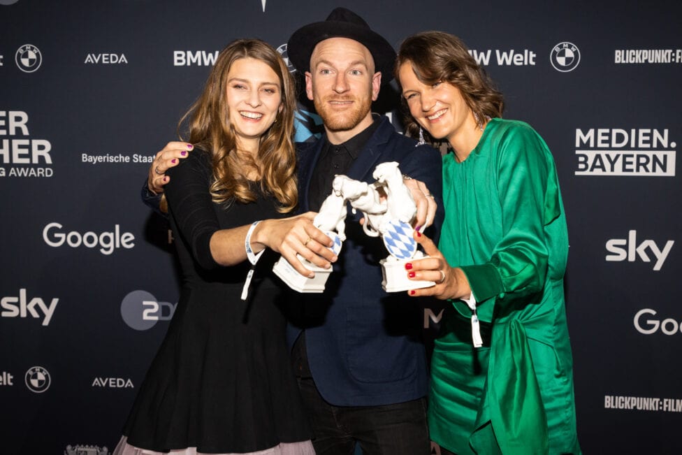 Annette Kammerer, Jann Volmer und Nadja Mitzkat bei der Preisverleihung (c) Medien.Bayern GmbH Johannes Müller Annette Kammerer, Jann Volmer und Nadja Mitzkat (v.l.n.r.) vor der Pressewand bei der Preisverleihung 2022