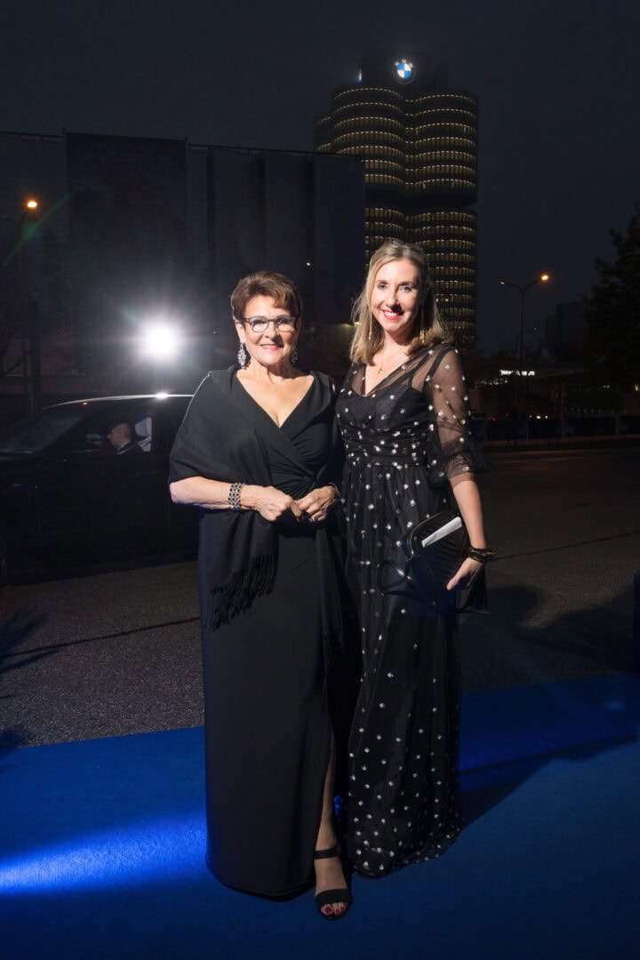 Anna Stolz (rechts, Bayerische Staatsministerin für Unterricht und Kultus) mit Mutter, Blauer Panther - TV & Streaming Award 2024, BMW Welt, München, 23. Oktober 2024, Foto: Jens Hartmann für Medien.Bayern GmbH