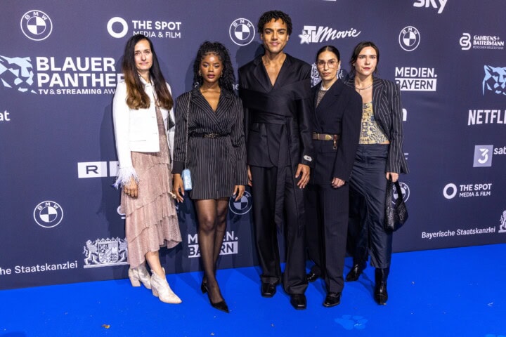 Melodie Simina (2v.l.) , Lamin Leroy Gibba (Mi..), Team "Schwarze Früchte"