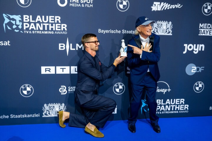 Otto Waalkes (r.) gewinnt den Blauen Panther 2025 in der Kategorie Information / Journalismus als Creative Producer der Dokumentation „Mein Name ist Otto“ (MoveMe GmbH im Auftrag von Prime Video). Die Laudatio hielt Joko Winterscheidt (l.).