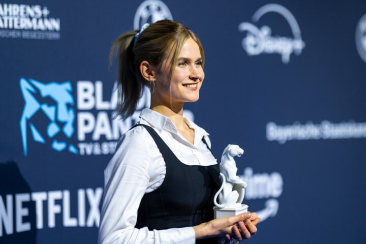 Marie Lina Smyrek wird mit dem Blauen Panther 2025 für das Social Media-Format „smypathisch - die show“ des Kanals @smypathisch (YouTube) ausgezeichnet.