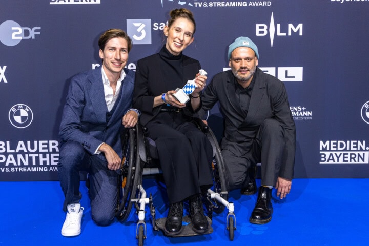 Lorelei Holtmann (Mi.) wurde mit dem Blauen Panther 2025 in der Kategorie Information / Journalismus als Headautorin der Dokumentarserie „WTF is Jule?!“ (Flappers Film & VFX im Auftrag des ZDF/ Das kleine Fernsehspiel) ausgezeichnet.