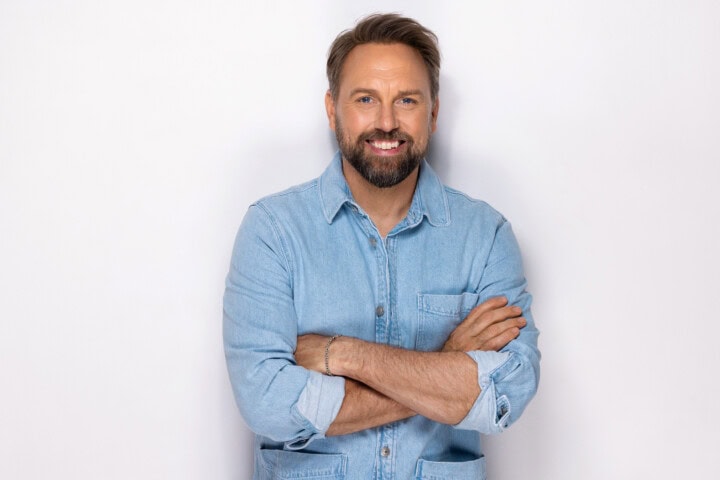 44a2894a fotocredit anelia janeva photography scaled Porträt von Steven Gätjen (Preisträger 2025)