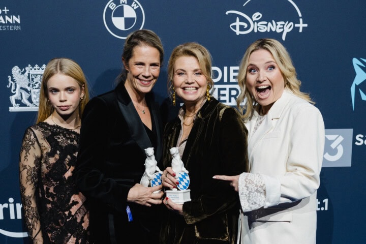 Blauer Panther – TV & Streaming Award 2026 Annette Frier (r.) erhält zusammen mit Sonja Schönemann für die Serie „Frier und Fünfzig – Am Ende meiner Tage“ (Brainpool TV und Good Humor für SAT.1 / Joyn) den „Blauer Panther – TV & Streaming Award“ 2026 in der Kategorie „Besondere kreative Gesamtleistung“.
