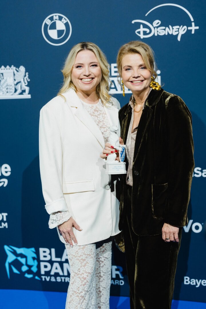 Annette Frier (r.) erhält zusammen mit Sonja Schönemann für die Serie „Frier und Fünfzig – Am Ende meiner Tage“ (Brainpool TV und Good Humor für SAT.1 / Joyn) den „Blauer Panther – TV & Streaming Award“ 2026 in der Kategorie „Besondere kreative Gesamtleistung“. Caroline Frier (l.) freut sich mit ihrer Schwester.