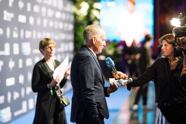 Johannes B. Kerner (Mi.) erhält den Ehrenpreis des Ministerpräsidenten 2026.