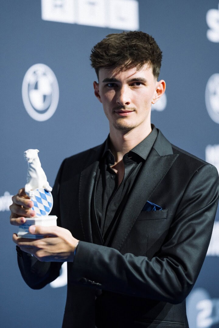 Nathan Goldblat wird für die „Beste investigative Leistung“ für die Dokumentationsserie „How to kill a puppy and get rich – Die Hunde-Mafia“ (Film Five GmbH im Auftrag von Joyn / ProSieben) mit dem „Blauer Panther – TV & Streaming Award“ 2026 ausgezeichnet.