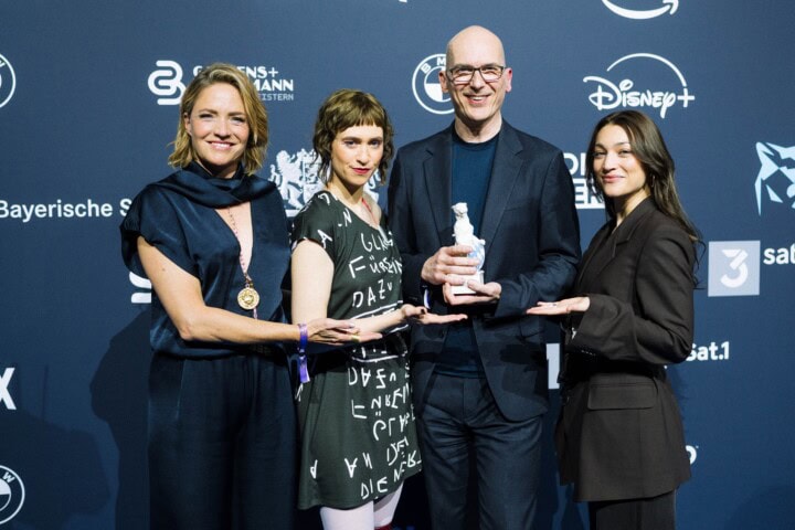 Arndt Stüwe (2.v.r.) erhält den „Blauer Panther – TV & Streaming Award“ 2026 für das „Beste Drehbuch“ und die Leistung als Creator und Drehbuchautor von „Hundertdreizehn“ (Windlight Pictures und Satel Film in Koproduktion mit dem ORF, dem WDR und der ARD Degeto Film für die ARD). Die Laudatorinnen Patricia Aulitzky (l.), Lia von Blarer (2.v.l.) und Antonia Moretti (r.) freuen sich mit dem Gewinner.