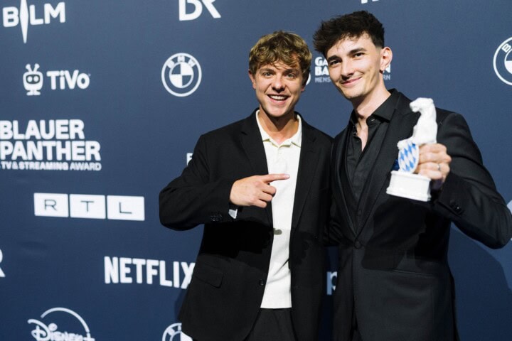 Laudator Jonas Ems (l.) und Nathan Goldblat (r.), der für die „Beste investigative Leistung“ für die Dokumentationsserie „How to kill a puppy and get rich – Die Hunde-Mafia“ (Film Five GmbH im Auftrag von Joyn / ProSieben) mit dem „Blauer Panther – TV & Streaming Award“ 2026 ausgezeichnet wird.