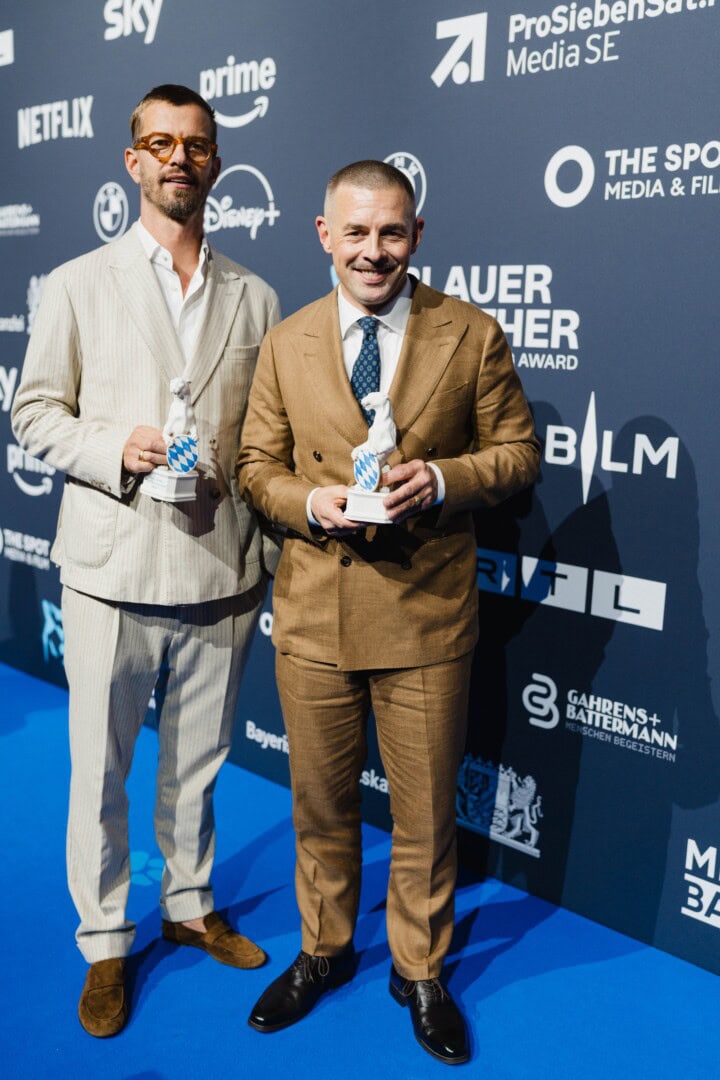 Der Publikumspreis des „Blauer Panther – TV & Streaming Award“ 2026 in der Kategorie „Beliebteste Familienshow“ geht an „Ein sehr gutes Quiz (mit hoher Gewinnsumme)“ (Florida Entertainment GmbH im Auftrag von Joyn / ProSieben) mit Joko Winterscheidt (l.) und Klaas Heufer-Umlauf (r.).