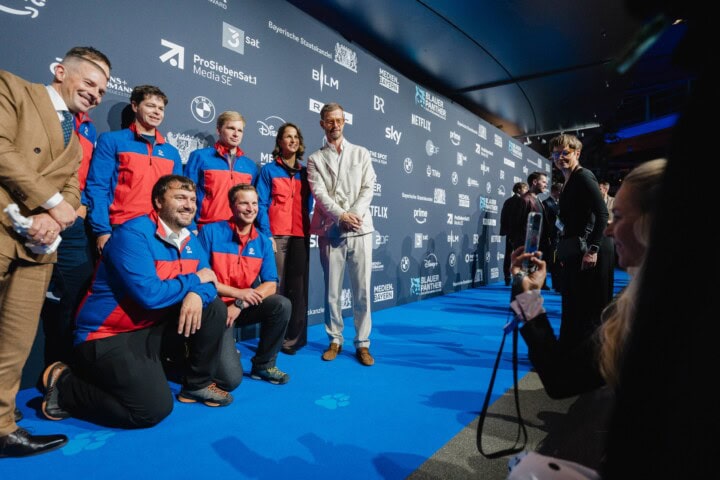 Der Publikumspreis des „Blauer Panther – TV & Streaming Award“ 2026 in der Kategorie „Beliebteste Familienshow“ geht an „Ein sehr gutes Quiz (mit hoher Gewinnsumme)“ (Florida Entertainment GmbH im Auftrag von Joyn / ProSieben) mit Joko Winterscheidt (r.) und Klaas Heufer-Umlauf (l.). Die Bergretter freuen sich mit den Gewinnern.