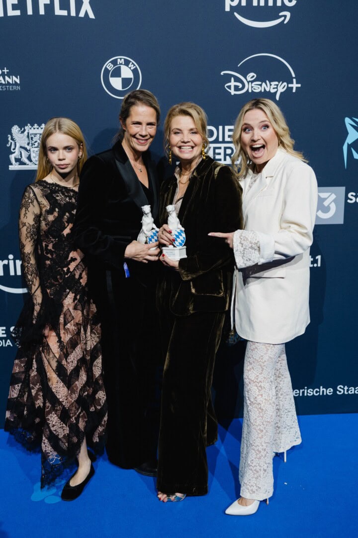 Sonja Schönemann (2.v.l.) und Annette Frier (2.v.r.) erhalten für die Serie „Frier und Fünfzig – Am Ende meiner Tage“ (Brainpool TV und Good Humor für SAT.1 / Joyn) den „Blauer Panther – TV & Streaming Award“ 2026 in der Kategorie „Besondere kreative Gesamtleistung“. Maria Matschke Engel (l.) und Caroline Frier (r.) freuen sich mit den Gewinnerinnen.