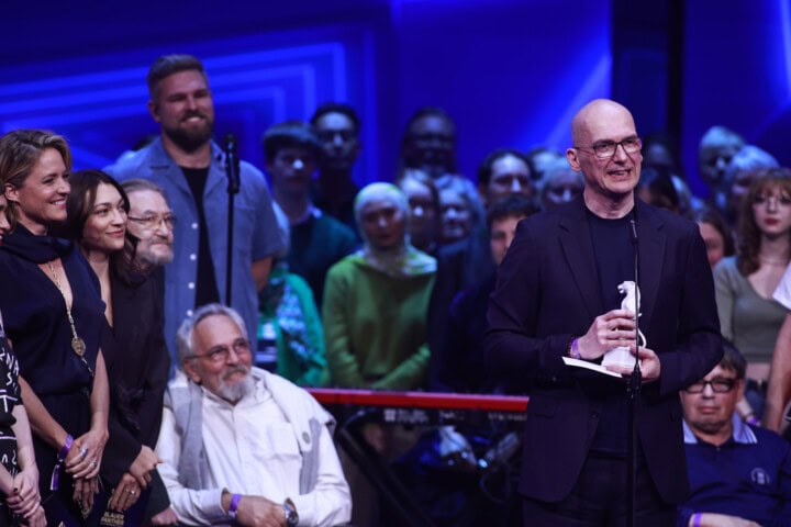 MUC/ München 21.10.2026 München: Blauer Panther 2026 - Tag 02 - Show +++ Bestes Drehbuch: Arndt Stüwe (Hundertdreizehn) © Medien-Bayern/ Johannes Simon