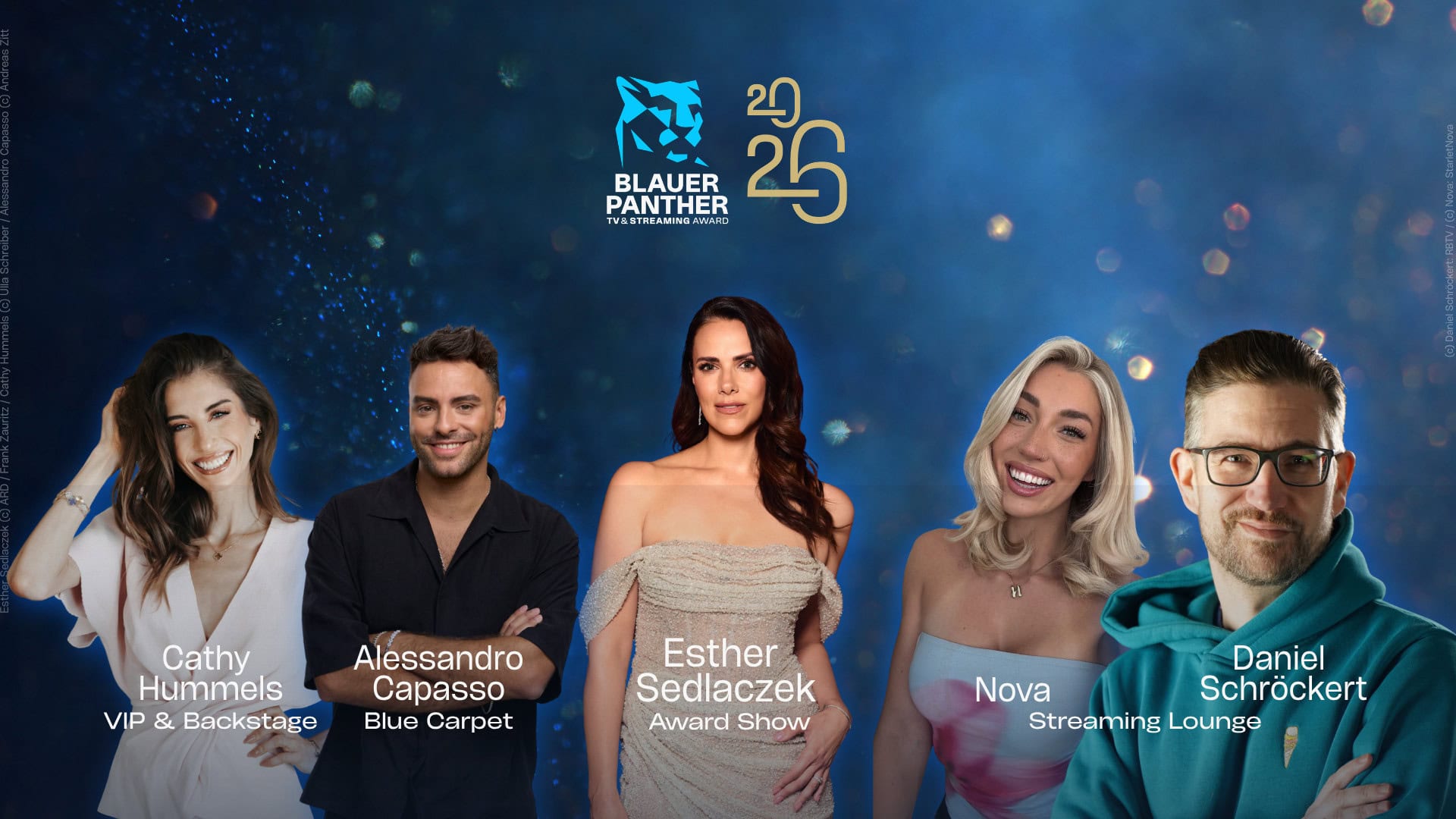 Blauer Panther 2026: Moderator:innen Veranstaltungsbanner für den „Blauer Panther TV & Streaming Award 2025“ vor einem dunkelblauen, funkeln- und glitzerartigen Hintergrund. Oben mittig befindet sich das hellblaue Panther-Logo mit der goldenen Jahreszahl 2025. Darunter stehen nebeneinander fünf lächelnde Personen mit ihren jeweiligen Rollen: Cathy Hummels (links, weißes Oberteil): VIP & Backstage Alessandro Capasso (links Mitte, schwarzes Hemd, verschränkte Arme): Blue Carpet Esther Sedlaczek (Mitte, elegantes helles Abendkleid): Award Show Nova (rechts Mitte, blonde Haare): Streaming Lounge Daniel Schröckert (rechts, türkisfarbener Hoodie, Brille, verschränkte Arme): Streaming Lounge